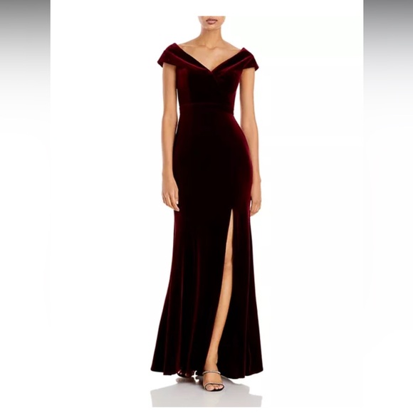 AQUA
Off-the-Shoulder Fluted Velvet Gown in Burgundy size 14 worn once - Picture 1 of 5